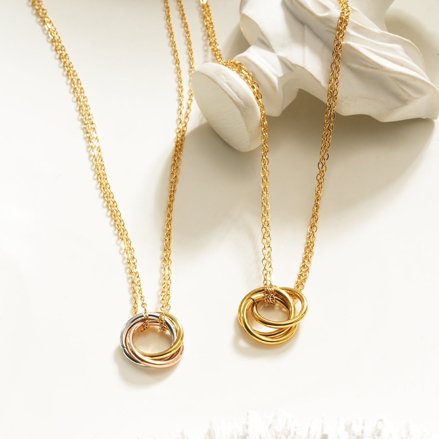 Collier ELVIRA Or – Double Chaîne Délicate & Pendentif 3 Anneaux – Symbole d'Amour & Éternité – HACKNEY NINE