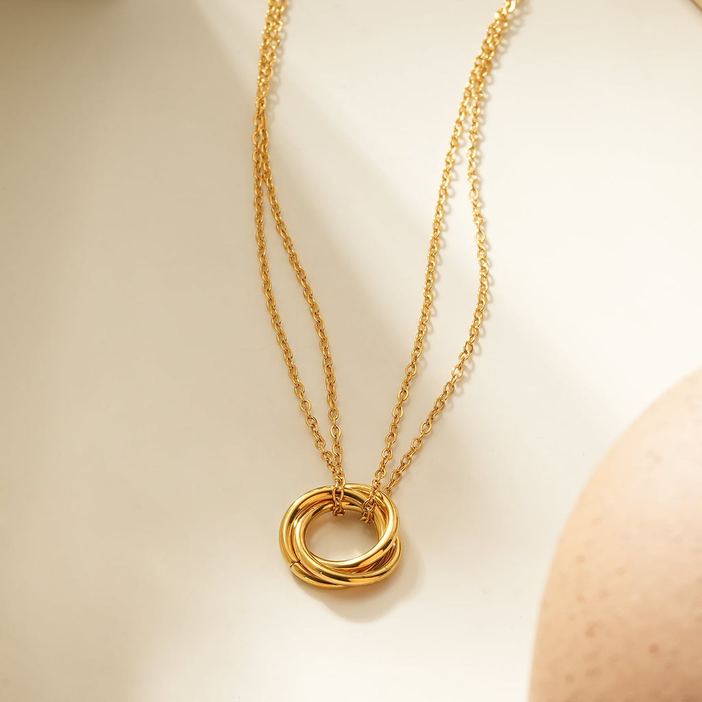 Collier ELVIRA Or – Double Chaîne Délicate & Pendentif 3 Anneaux – Symbole d'Amour & Éternité – HACKNEY NINE
