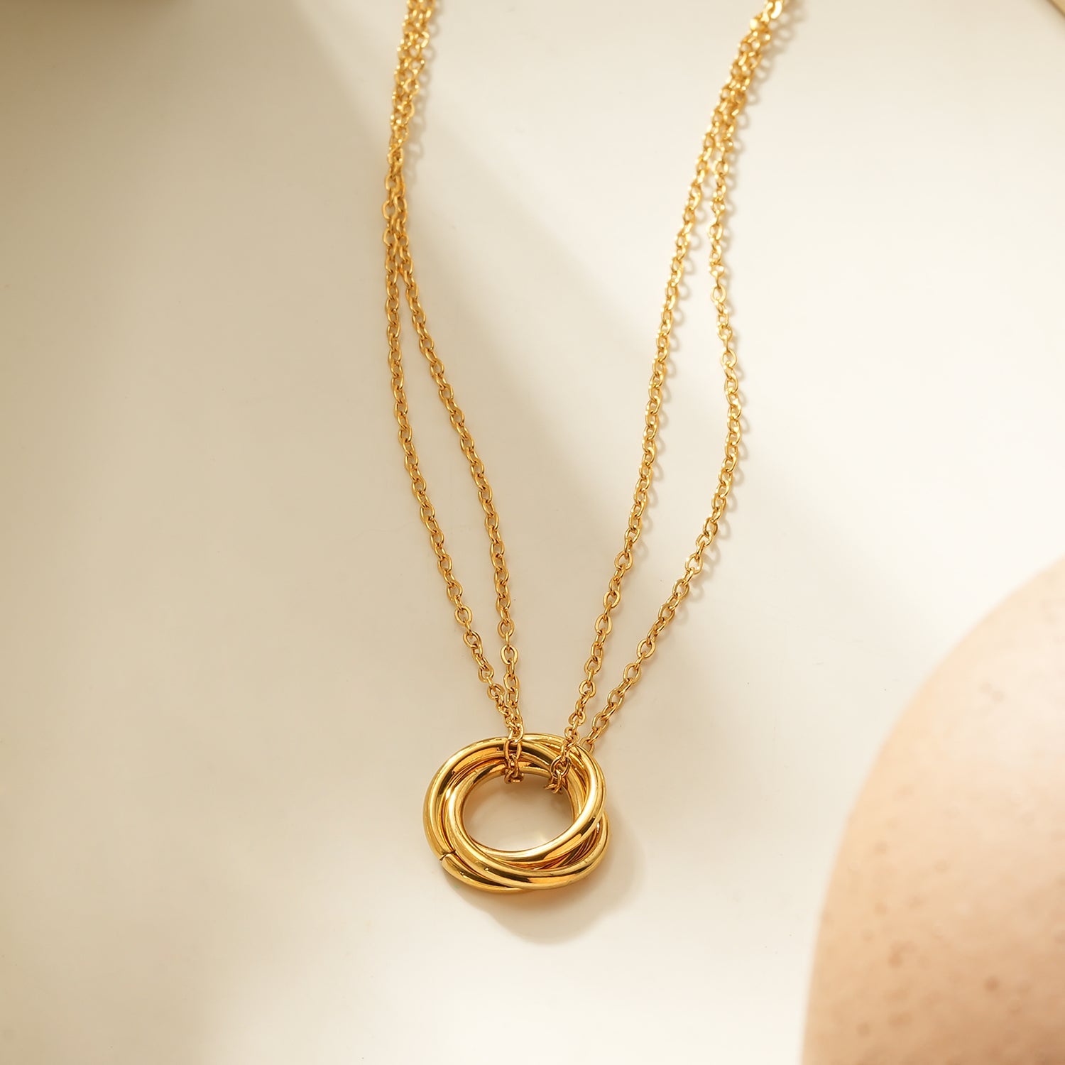 Collier ELVIRA Or – Double Chaîne Délicate & Pendentif 3 Anneaux – Symbole d'Amour & Éternité – HACKNEY NINE