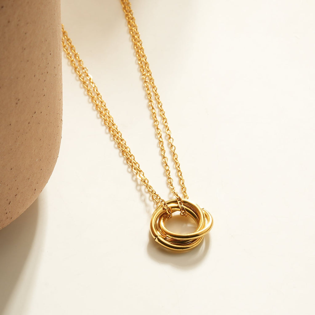 Collier ELVIRA Or – Double Chaîne Délicate & Pendentif 3 Anneaux – Symbole d'Amour & Éternité – HACKNEY NINE