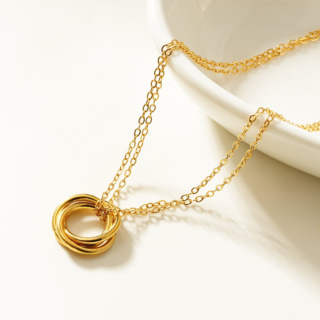 Collier ELVIRA Or – Double Chaîne Délicate & Pendentif 3 Anneaux – Symbole d'Amour & Éternité – HACKNEY NINE