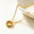 Collier ELVIRA Or – Double Chaîne Délicate & Pendentif 3 Anneaux – Symbole d'Amour & Éternité – HACKNEY NINE