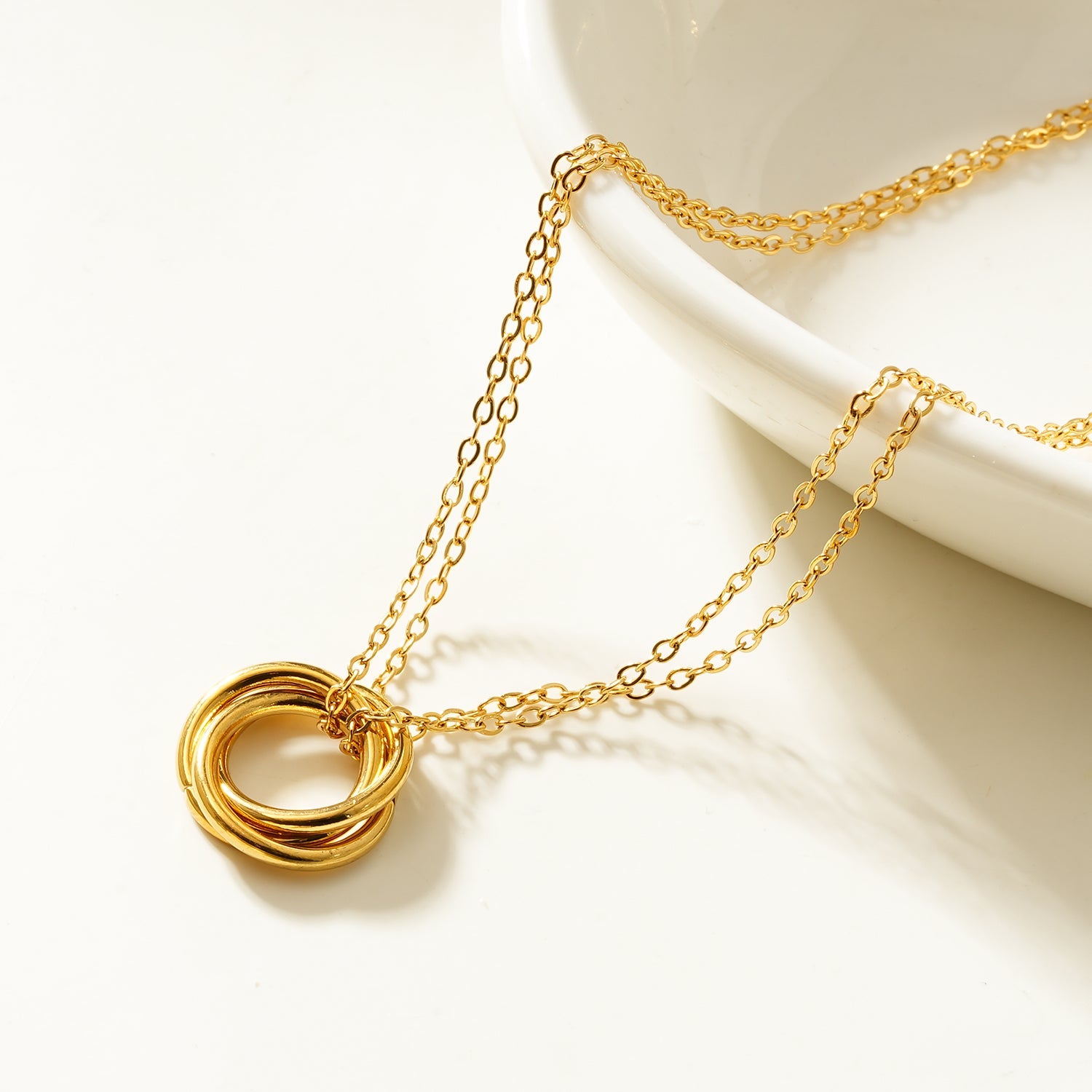 Collier ELVIRA Or – Double Chaîne Délicate & Pendentif 3 Anneaux – Symbole d'Amour & Éternité – HACKNEY NINE