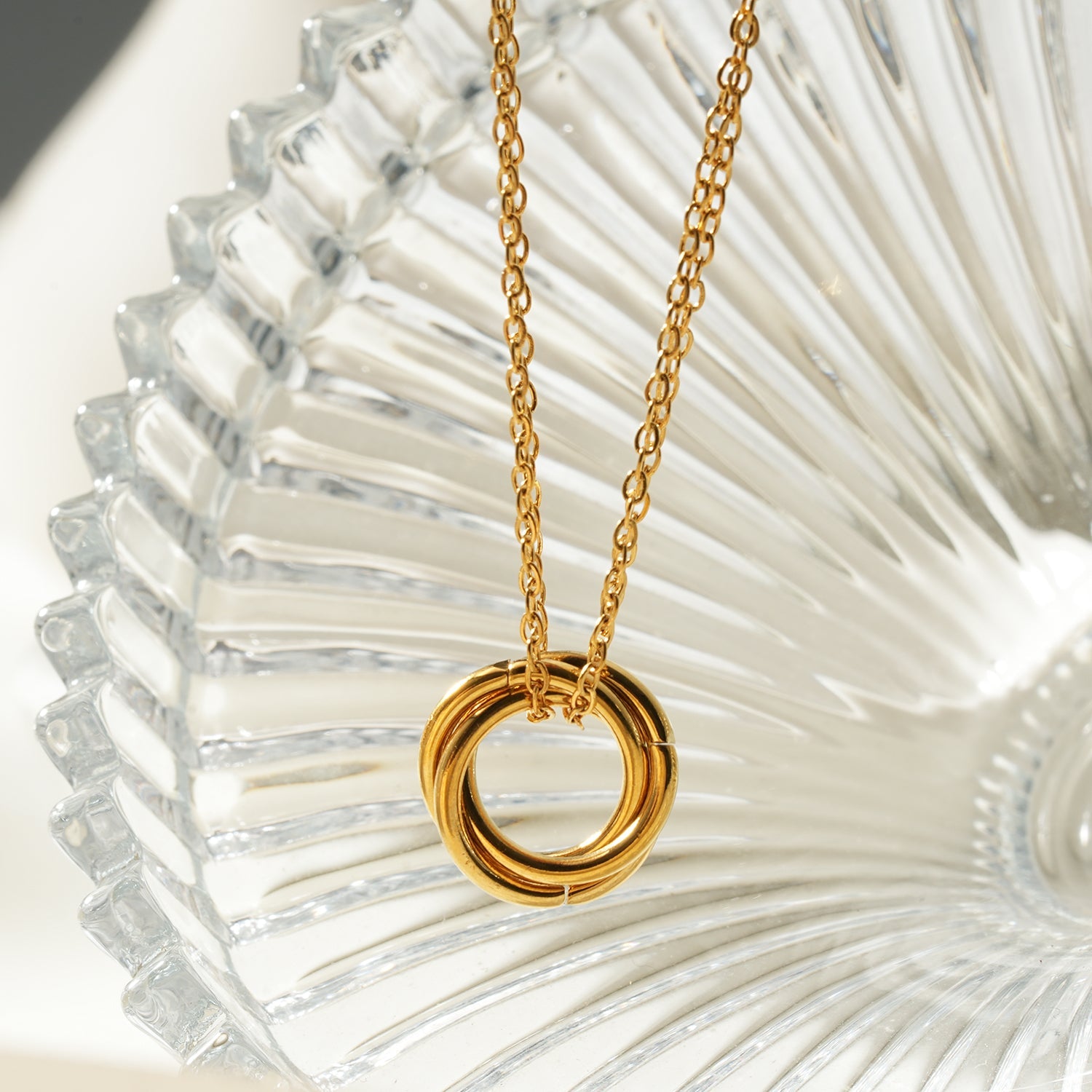 Collier ELVIRA Or – Double Chaîne Délicate & Pendentif 3 Anneaux – Symbole d'Amour & Éternité – HACKNEY NINE