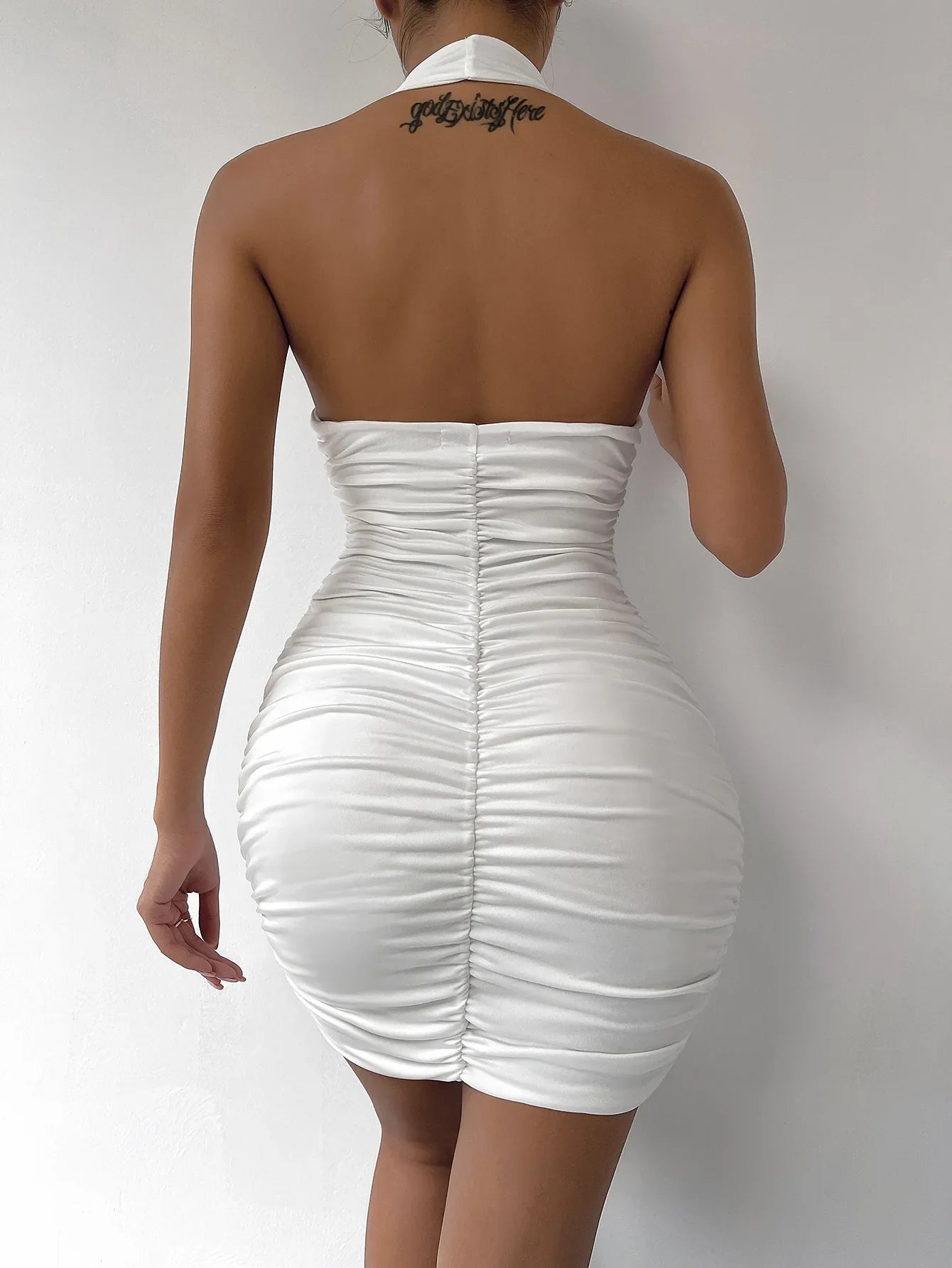Mini Robe Halter Dos Nu – Décolleté Plongeant – Clubwear Femme – Aero Ladies