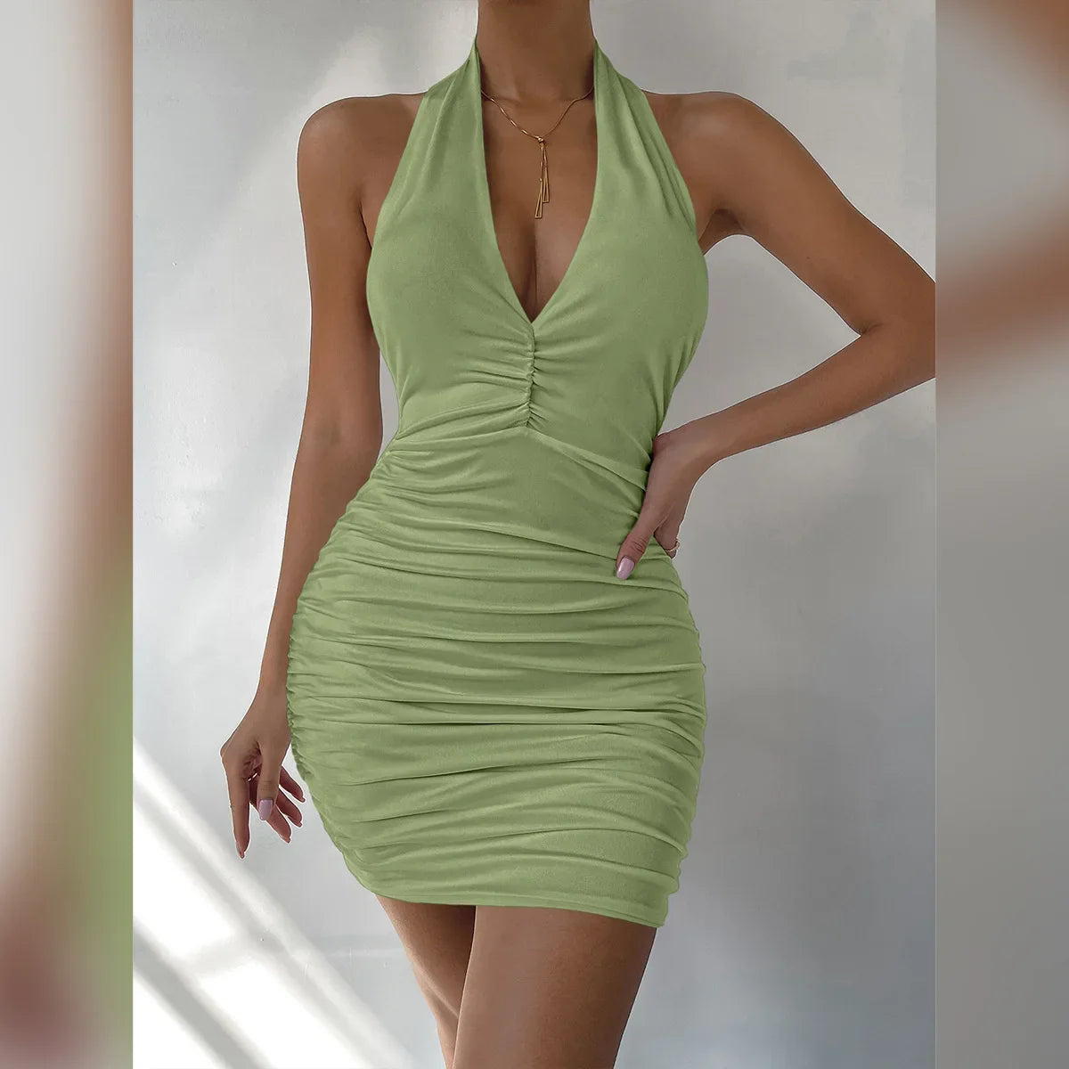 Mini Robe Halter Dos Nu – Décolleté Plongeant – Clubwear Femme – Aero Ladies